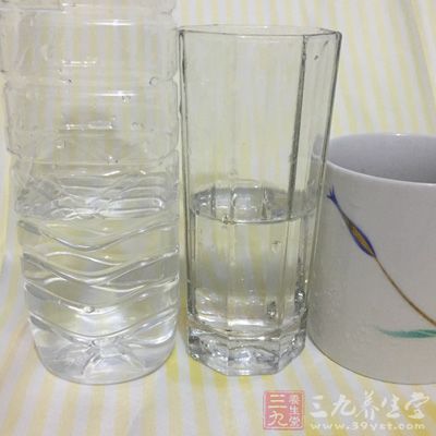 淨魚肉300g,木耳10g,姜片3片,清水200ml 淨魚肉300g,木耳10g,姜片3片,清水200ml