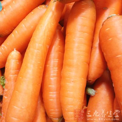 胡蘿卜一根,雞蛋一個,香蔥幾顆 胡蘿卜一根,雞蛋一個,香蔥幾顆