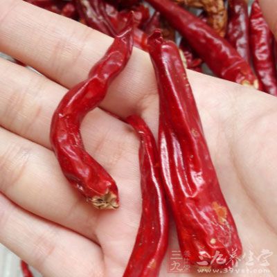 加油，燒溫，放入小米尖椒炒香，倒入雪裡紅翻炒，加鹽適量，出鍋