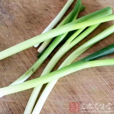 在干淨的鍋中倒入適量的食用油，油熱後將姜片和蔥白倒入其中爆香