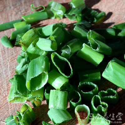 中火燒熱鍋中的油，待燒至五成熱時將大蔥花和姜片放入爆香