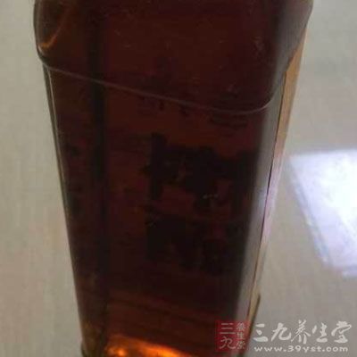 裡脊肉切絲後，用一小勺蚝油和一點料酒拌勻