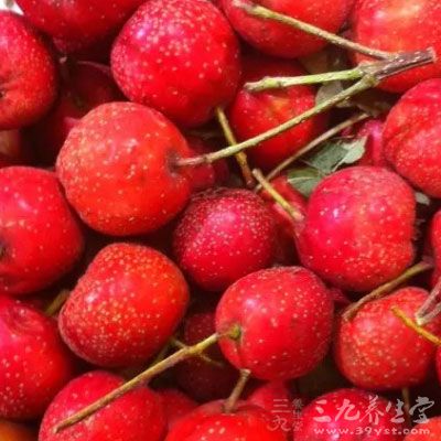 糖水起泡時迅速關火，放入山楂，快速把糖霜裹在山楂上