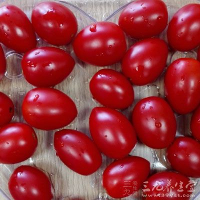 小西紅柿和苦苣同入沙拉碗中