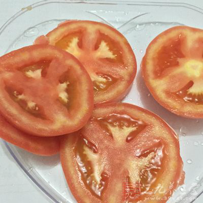鮮母雞脯肉150克、嫩綠菜心40克、西紅柿片30克 鮮母雞脯肉150克、嫩綠菜心40克、西紅柿片30克