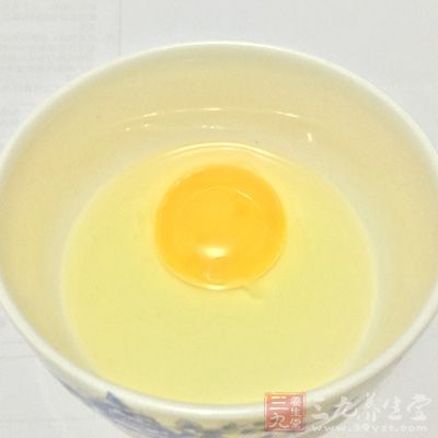 雞脯肉1片,蛋清4個,蘆筍片,胡蘿卜片 雞脯肉1片,蛋清4個,蘆筍片,胡蘿卜片