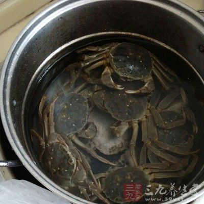 活老母雞1只750克,醉蟹150克 活老母雞1只750克,醉蟹150克