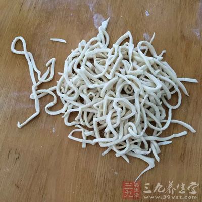 中細面條1小把，醬油1湯匙(15ml)