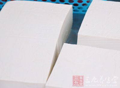 豆腐300克、大蒜3瓣、大蔥1棵 豆腐300克、大蒜3瓣、大蔥1棵