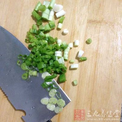 干百頁皮6張,絞肉200公克,姜末1小匙,蔥末1小匙 干百頁皮6張,絞肉200公克,姜末1小匙,蔥末1小匙
