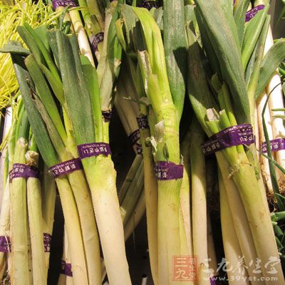 大蔥白，蒜，姜，八角，花椒粒等調料備好