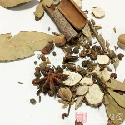 八角、三奈、桂皮、甘草、荜撥等適量混合磨粉而成