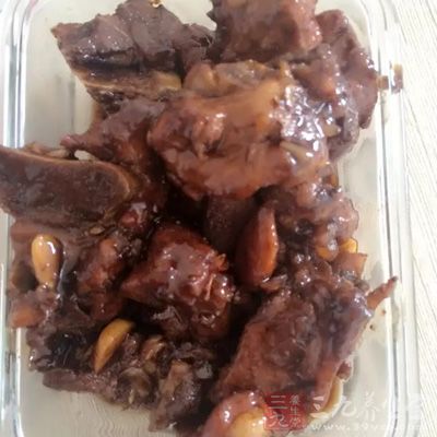 排骨切小塊,冷水下鍋 排骨切小塊,冷水下鍋