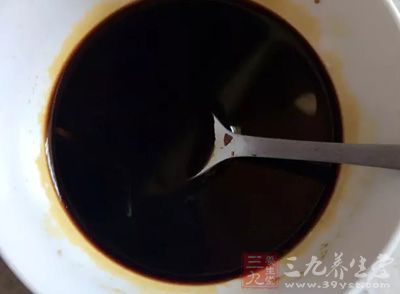 雞腿八只,蔥半顆,姜一小塊, 生抽半杯 雞腿八只,蔥半顆,姜一小塊, 生抽半杯