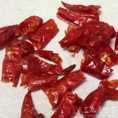 雞1只,南姜5片,蔥2根,辣椒1條 雞1只,南姜5片,蔥2根,辣椒1條