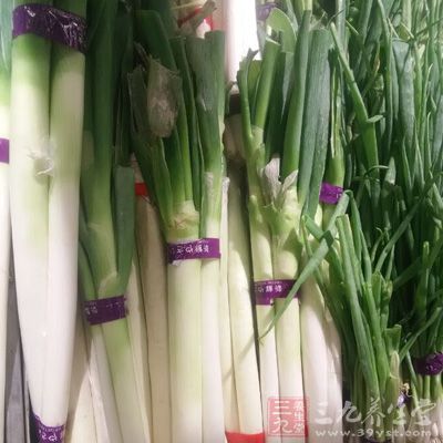 雞翅10個、大蔥、大蒜2瓣、生姜2片、八角、白糖、蜂蜜、料酒、鹽、味精