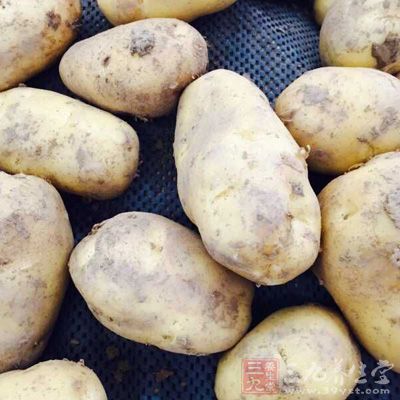 土豆兩個，雞翅一個，白糖，胡椒粉，鹽，老抽，口蘑，蔥絲，姜絲