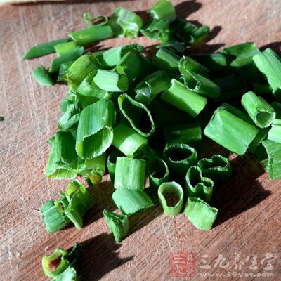 大蔥洗淨，切成豆瓣狀；蒜頭切成薄片