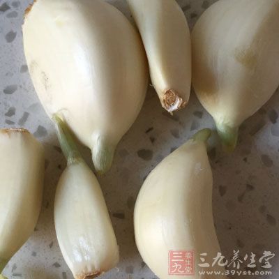 鍋留底油炒香蒜茸，下滑過油的雞胗花、豬肚花