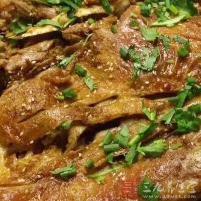用刀刮去豬皮上焦糊的外層，然後就可以取肉食用了