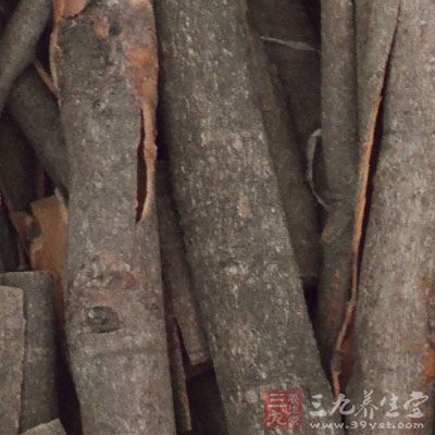 鍋內煮開水，將煮肉料放入調料包內