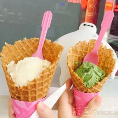 當孕婦喝冷飲時,胎兒會在子宮內躁動不安 當孕婦喝冷飲時,胎兒會在子宮內躁動不安