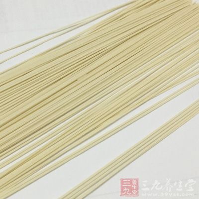掛面(或者新鮮面條)200克，炸醬45ml