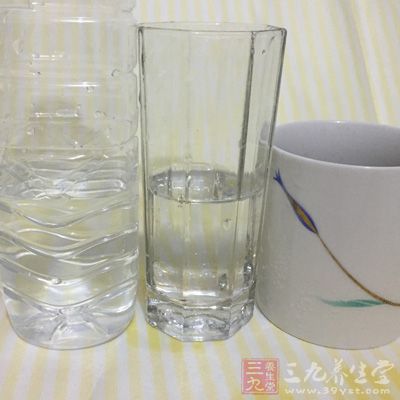 黑巧克力50克、牛奶100ML、清水50ML 黑巧克力50克、牛奶100ML、清水50ML