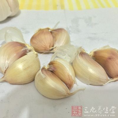 排骨250g,麻辣花生50g,蒜5瓣 排骨250g,麻辣花生50g,蒜5瓣