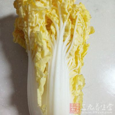 白菜數顆，鹽適量，腌制容器