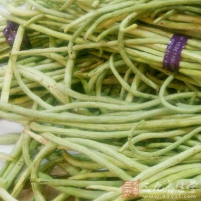 豆角(長豆) 1Kg ，鹽，半碗，洗淨晾干一個大玻璃蓋碗