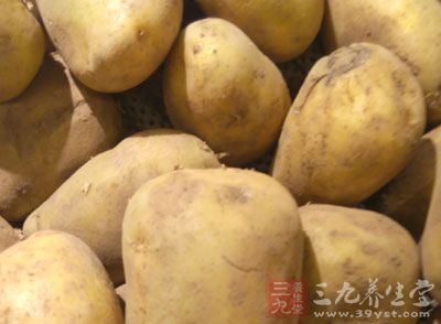 雞1只，土豆3個，青椒200克，干辣椒20克
