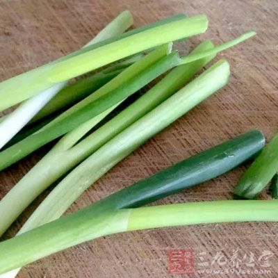 雞半只，土豆2個，青椒2個，紅椒1個，蕃茄1小個，大蔥1根