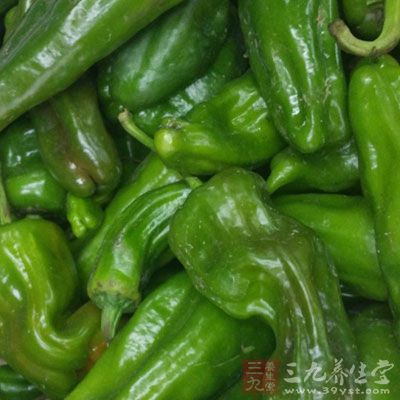 雞肉500克，土豆兩個400克，青椒2個，紅椒1個