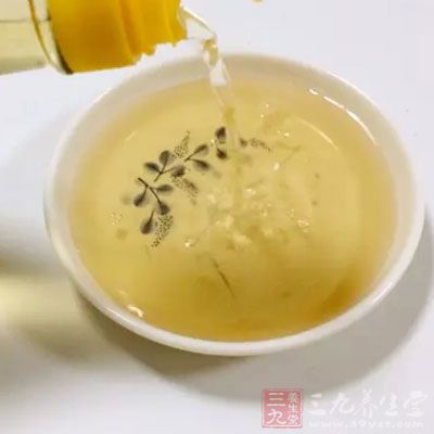 最後放適量生抽、老抽、料酒和勻