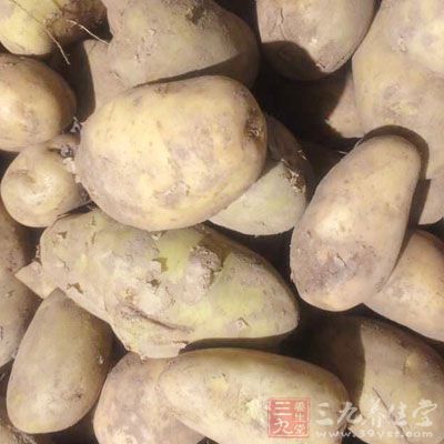 土豆兩個,辣椒半個,紅蘿卜半個 土豆兩個,辣椒半個,紅蘿卜半個