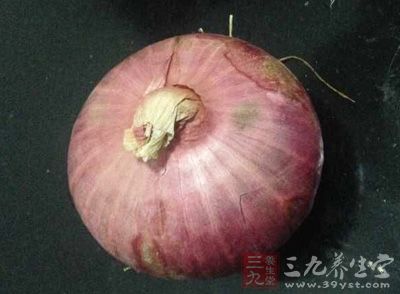 西芹10公克,洋蔥20公克,馬鈴薯塊50公克 西芹10公克,洋蔥20公克,馬鈴薯塊50公克