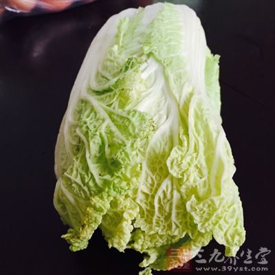 白菜1顆，顆粒鹽200克，水2-3斤，辣椒粉100克