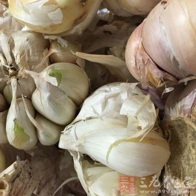 花生油適量、蒜適量、生抽適量、醋適量、澱粉少許、白糖適量