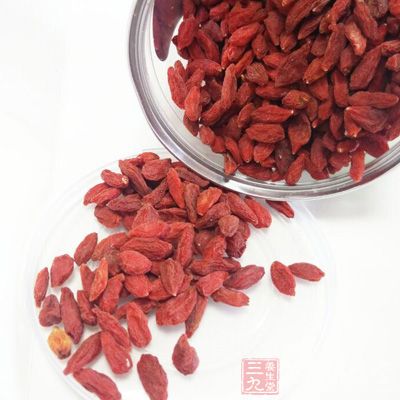大米小半碗，瘦肉一塊，皮蛋3個，枸杞適量，大料，花椒粒，醬油