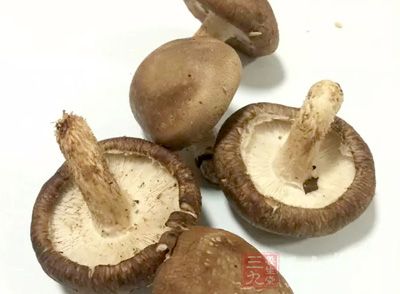 雞脯肉100克、鮮香菇3個