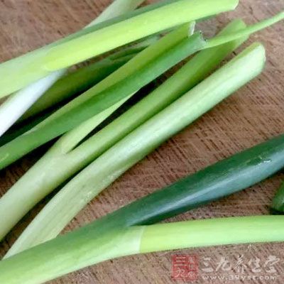 胡蘿卜150克，西芹100克，油，鹽，蔥，蔬之鮮