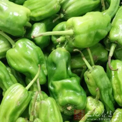 青椒1個，胡蘿卜半個，肉片適量