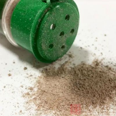 加蔥椒、紹酒拌勻，撒入香菜末、胡椒粉