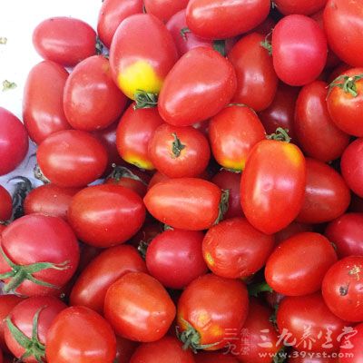 加入番茄、剩余的雞湯、百裡香、米、辣椒醬