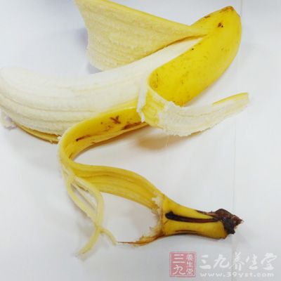 香蕉皮煮水喝,其中鞣酸可以具有收斂作用 香蕉皮煮水喝,其中鞣酸可以具有收斂作用