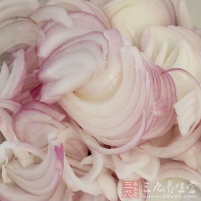 取小碗加入醬油、白糖、精鹽、味精、水澱粉調勻，對成芡汁備用