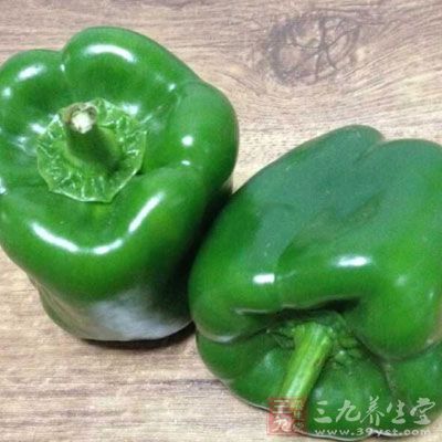 加入胡蘿卜和青椒片，調入鹽，糖，生抽，老抽，翻炒均勻