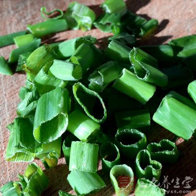 大蝦5只，白菜500克，蔥花、鹽、味精、香油、花生油、料酒各適量
