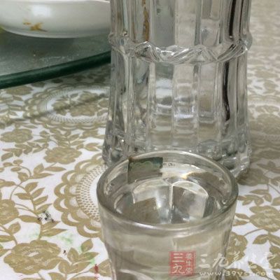 白糖8克，鹽5克，高度白酒30毫升